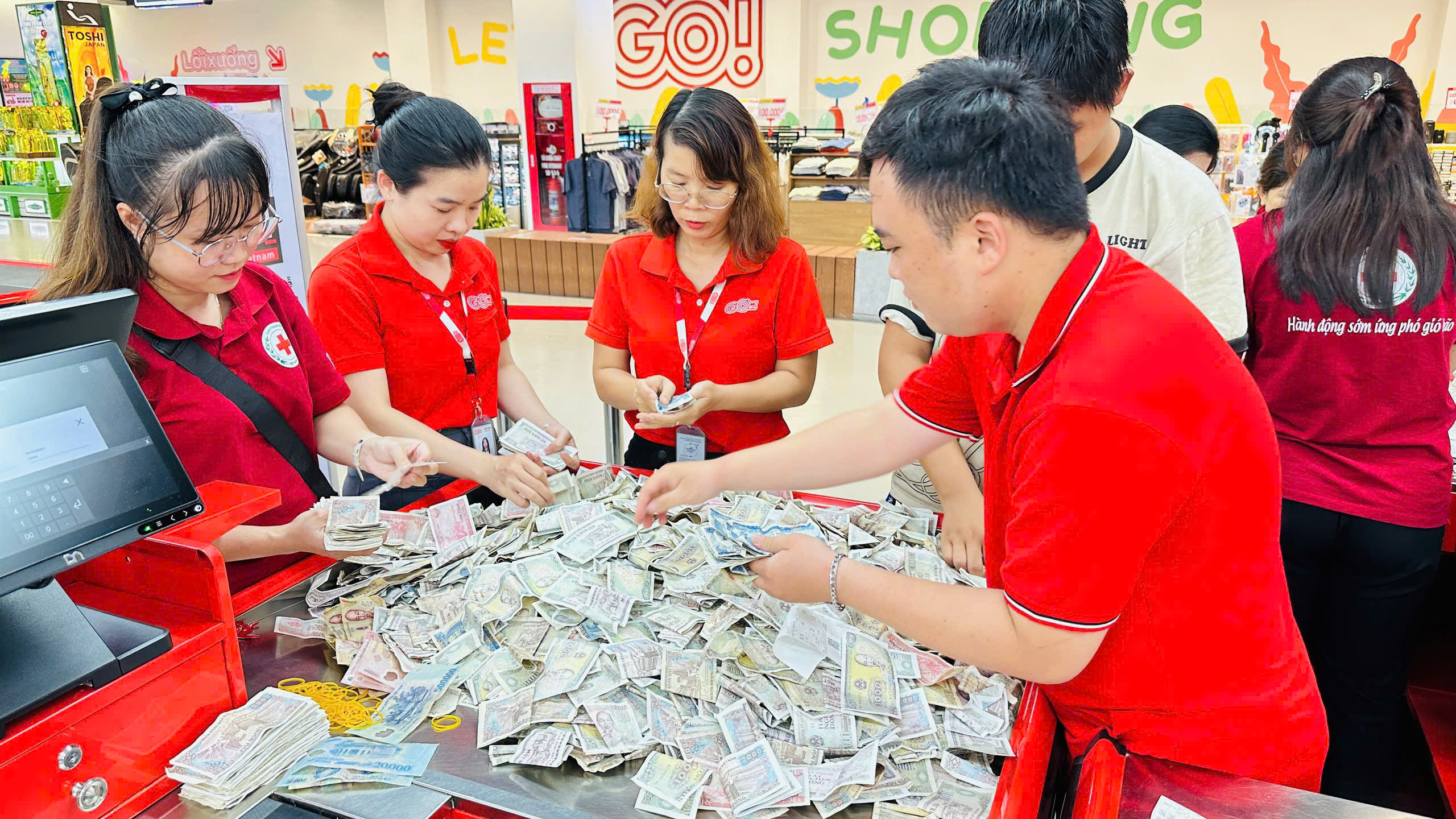 Gần 20 triệu đồng từ thùng quỹ nhân đạo tại siêu thị GO! Phan Rang